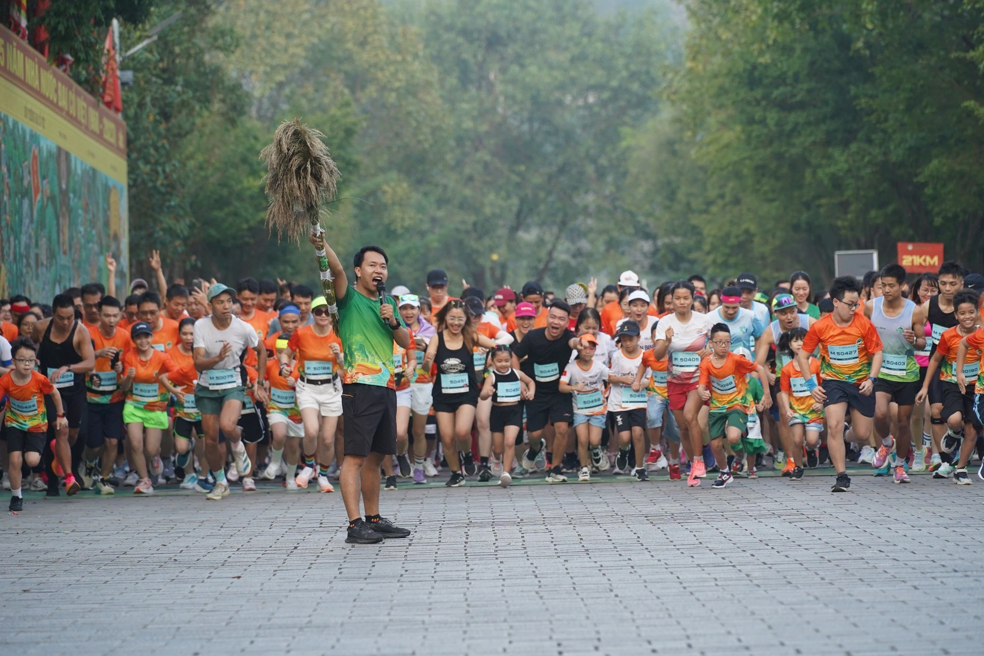 Nguyễn Thị Oanh phá kỷ lục, vô địch giải chạy Trang An Marathon 2023